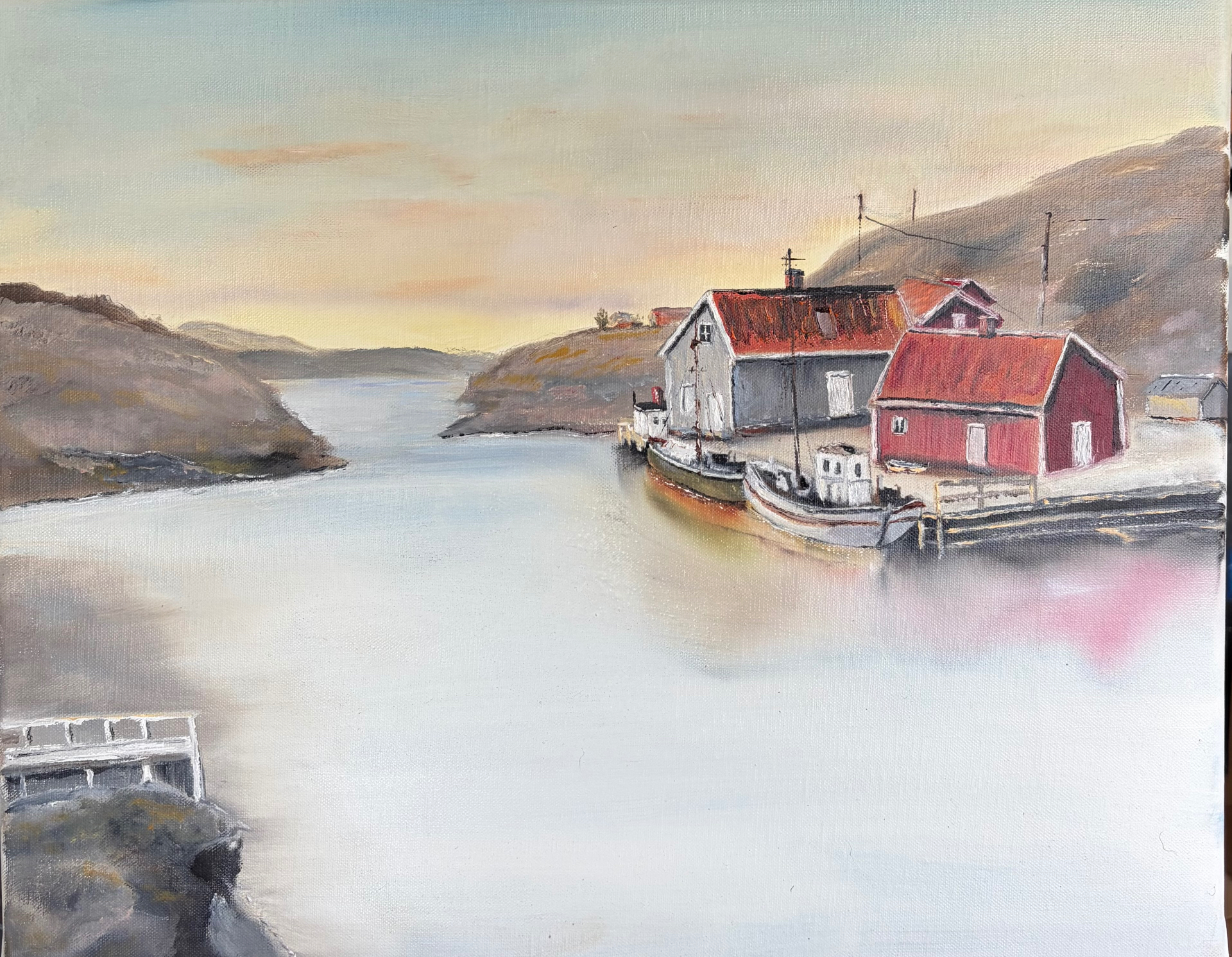 Oljemålning av en stilla hamn i kvällsljus